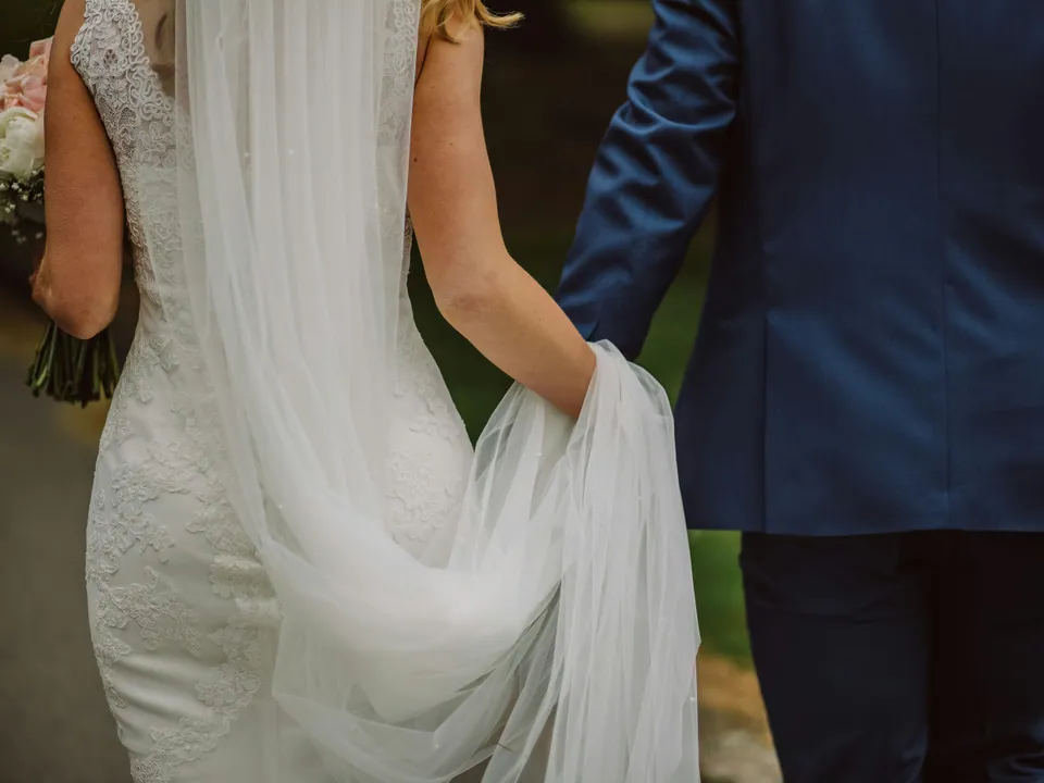 Brautpaar bei einem natürlichen Hochzeitsmoment